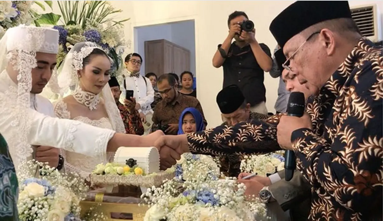 Empat tahun silam Kalina Oktarani resmi menjanda. Dari pernikahannya dengan Deddy Corbuzier dikaruniai seorang anak yang diberinama Azkanio Nikola Corbuzier. Kini, ia kembali membina rumah tangga bersama Muhammad Hendrayan. (Instagram/alvinadam1)