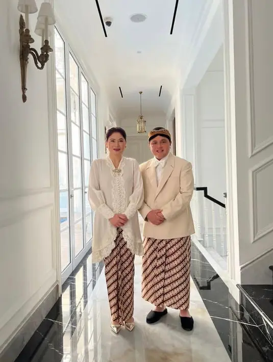 Menteri BUMN dan Ketum PSSI Erick Thohir  mengenakan jas klasik chreme yang terinspirasi dari organisasi pergerakan pertama Boedi Oetomo. Sementara, sang istri memakai kebaya model Kartini, dengan lengan mengembang dan manset tinggi yang khas pada masa itu. Keduanya memakai batik motif parang klithik.. [Instagram/erikthohir]