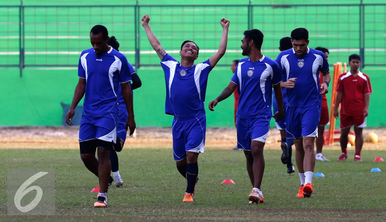Skuat Arema saat menjalani sesi latihan terakhir di Stadion Gajayana Malang, Jumat (2/10/2015). Jelang laga menghadapi Sriwijaya FC, skuat Singo Edan menggeber sesi latihan secara tertutup. (Liputan6.com/Yoppy Renato)