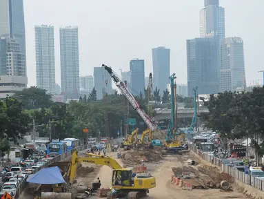 Pemandangan pembangunan underpass Mampang Prapatan-Kuningan, Jakarta, Selasa  (16/5). Pembangunan underpass itu dilakukan guna mengurangi kemacetan disekitar wilayah tersebut. (Liputan6.com/Helmi Afandi)
