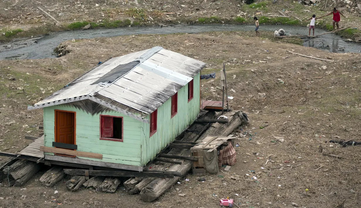 Sebuah rumah perahu terdampar di anak sungai Amazon kota Manaus, Brasil, Senin (19/10/2015).  Warga kota Manaus menjadi yang terbanyak yang hidup sebagai nelayan di Sungai Amazon. (REUTERS/Bruno Kelly)