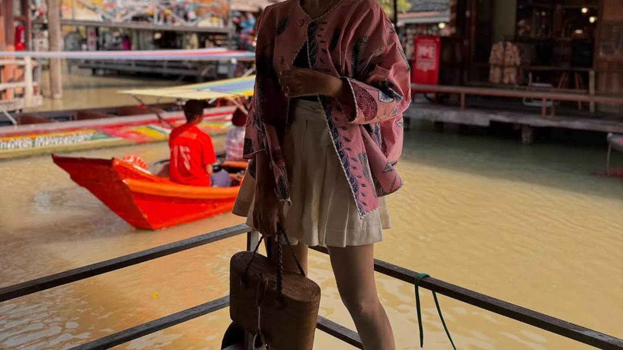 Pesona Titi Radjo Padmaja saat Kenakan Batik dengan Berbagai Model, Super Elegan dan Kasual