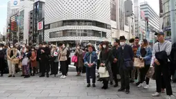 Warga berdoa untuk para korban gempa bumi dan tsunami 2011 di Distrik Perbelanjaan Ginza, Jepang, Rabu, 11 Maret 2020. Gempa 9,0 magnitudo yang menyebabkan tsunami pada 11 Maret 2011 itu menyebabkan sekitar 15 ribu orang tewas. (AP Photo/Koji Sasahara)