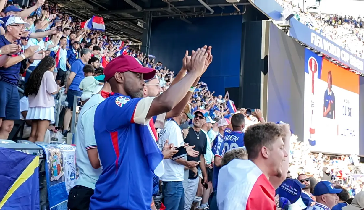 Suporter Prancis memenuhi tribun MetLife Stadium, AS, dan terus memberikan dukungan kepada timnya saat menghadapi Senegal pada pertandingan Grup I Piala Dunia 2026, Selasa (16/6/2026). Mereka menciptakan suasana penuh semangat hingga peluit akhir berbunyi. (KLY Sports/Hery Kurniawan/Adv/{Powerade)