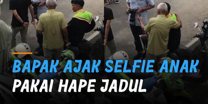 VIDEO: Foto Pakai Hape Jadul, Seorang Bapak Ajak Selfie Anaknya Setelah Wisuda Bikin Haru