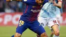 Pemain Barcelona Paulinho berebut bola dengan gelandang Celta Vigo Jozabed Sanchez pada laga pekan ke-33 La Liga di Estadio de Balaidos, Selasa (17/4). Barcelona gagal meraih poin penuh usai bermain imbang 2-2 melawan Celta Vigo. (MIGUEL RIOPA / AFP)