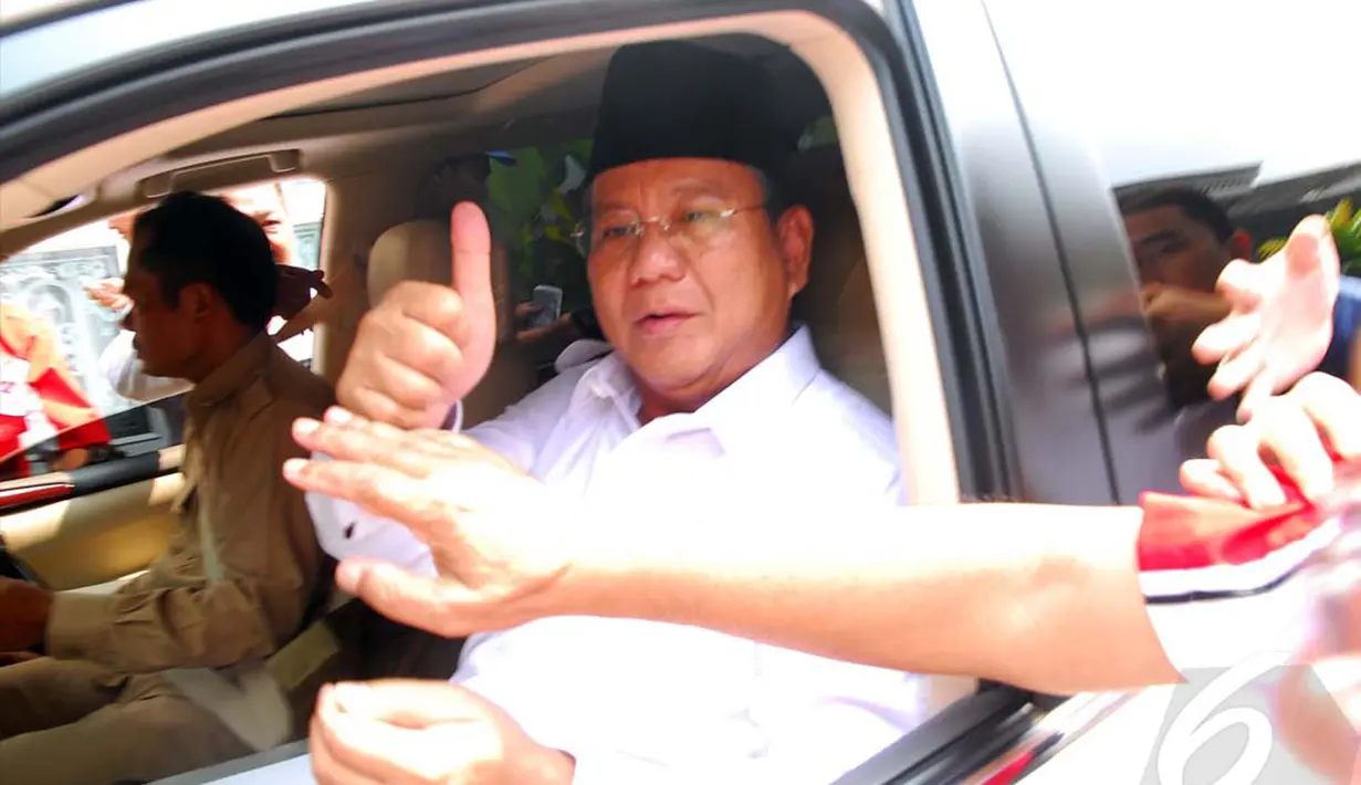 Prabowo menunjukkan jempolnya usai menghadiri acara deklarasi tiga ormas yang mendukungnya di Posko Pemenangan Rumah Polonia, Jakarta, Selasa (10/6/2014) (Liputan6.com/Miftahul Hayat).