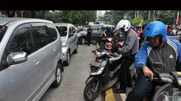 Para pengendara baik mobil maupun motor terpaksa memasuki jalur busway agar terhindar dari kemacetan, Jakarta, Senin (18/8/2014) (Liputan6.com/Miftahul Hayat)