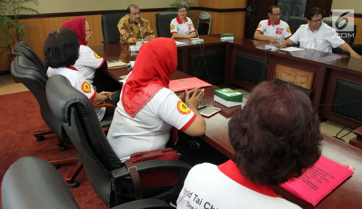 Suasana saat Wakil Ketua DPD yang juga Ketua Umum STI Nono Sampono bersama Ketua Panitia peringatan WTQD 2018 Wirawati Hartawan (kanan) memberi keterangan pers di Jakarta (23/4). (Liputan6.com/JohanTallo)