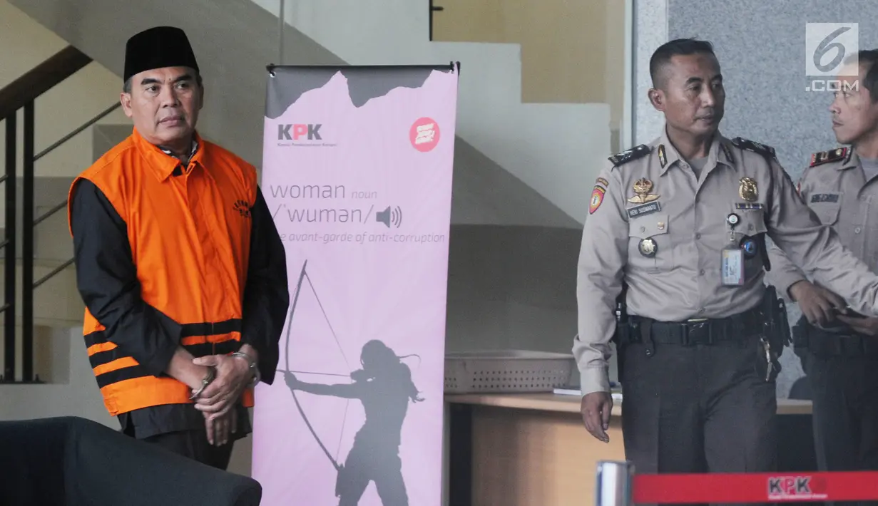 Bupati Jepara Ahmad Marzuqi usai menjalani pemeriksaan oleh penyidik di Gedung KPK, Jakarta, Senin (27/5/2019). Ahmad Marzuqi diperiksa sebagai tersangka terkait dugaan suap dalam putusan praperadilan kasus dugaan korupsi penggunaan dana bantuan parpol di PN Semarang. (merdeka.com/Dwi Narwoko)