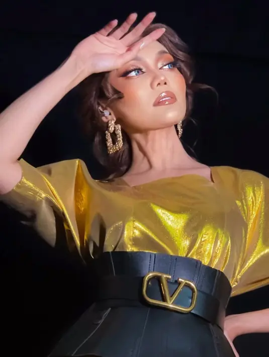 Berbeda dari makeup biasanya yang flawless, justru kali ini riasan wajahnya lebih ke arah bold atau American Makeup Look [instagram/rinanose16]