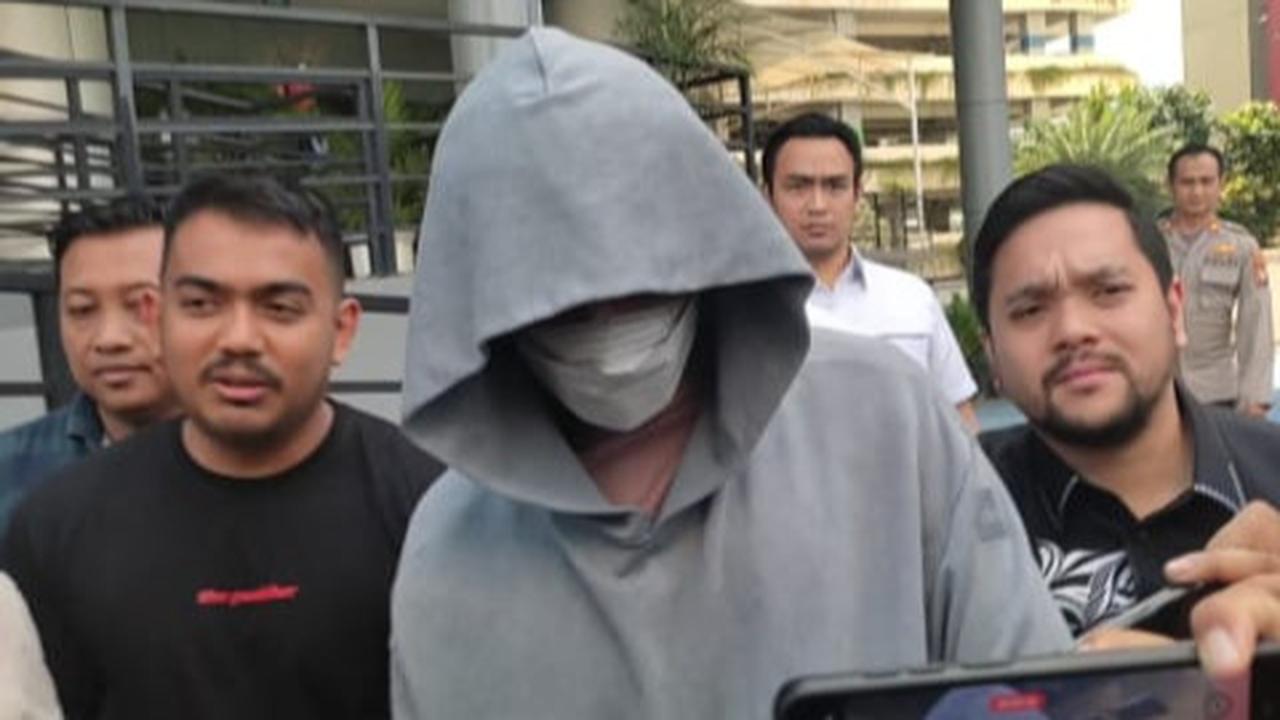 Pakaian Serba Tertutup, Ini Penampakan Fachri Albar Dibawa Polisi usai Terjerat Kasus Narkoba