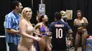 Sejumlah bintang porno berbincang dengan para penggemarnya selama 'AdultCon' - Adult Entertainment Convention di Los Angeles, California, AS ( 24/9). (AFP Photo/Mark Ralston)