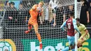 Memasuki babak kedua di menit ke-51 Burnley memperoleh peluang menyamakan kedudukan melalui Dwight McNeill. Sayang tembakannya masih mampu diamankan kiper Arsenal, Aaron Ramsdale. (AFP/Lindsey Parnaby)