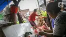 Perajin menyelesaikan aksesoris Ondel-ondel di Kramat Pulo, Jakarta, Senin (7/6/2021). Harga ondel-ondel tersebut mencapai Rp. 5 juta untuk sepasangnya. (Liputan6.com/Faizal Fanani)