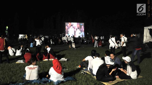 Serunya Nobar Debat Pilpres 2019 dengan Layar Tancap
