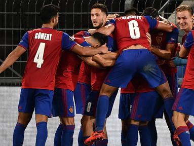 Pemain Basel merayakan gol yang dicetak Fabian Frei ke gawang Eintracht Frankfurt dalam laga babak 16 besar Liga Europa 2019/2020 di St.Jakob Park, Basel, Jumat (7/8/2020) dini hari WIB. Basel menang 1-0 atas Eintracht Frankfurt. (AFP/Fabrice Coffrini)