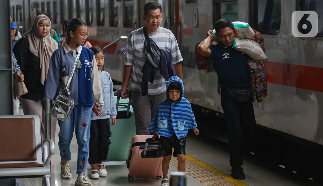 Di sisi lain, pada hari ini Sabtu (4/1/2025), PT KAI Daop 1 Jakarta memberangkatkan 29.622 penumpang dengan 88 perjalanan KAJJ ke berbagai daerah di pulau Jawa yang berangkat dari Stasiun Gambir dan Pasar Senen. (Liputan6.com/Angga Yuniar)