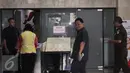 Jaksa Agung Muda Intelijen, Adi Toegarisman saat tiba di KPK, Jakarta, Kamis (31/3). Kedatangan Adi untuk mengkonfirmasi pada KPK terkait OTT terhadap oknum jaksa dari Kejaksaan Tinggi DKI Jakarta. (Liputan6.com/Helmi Afandi)