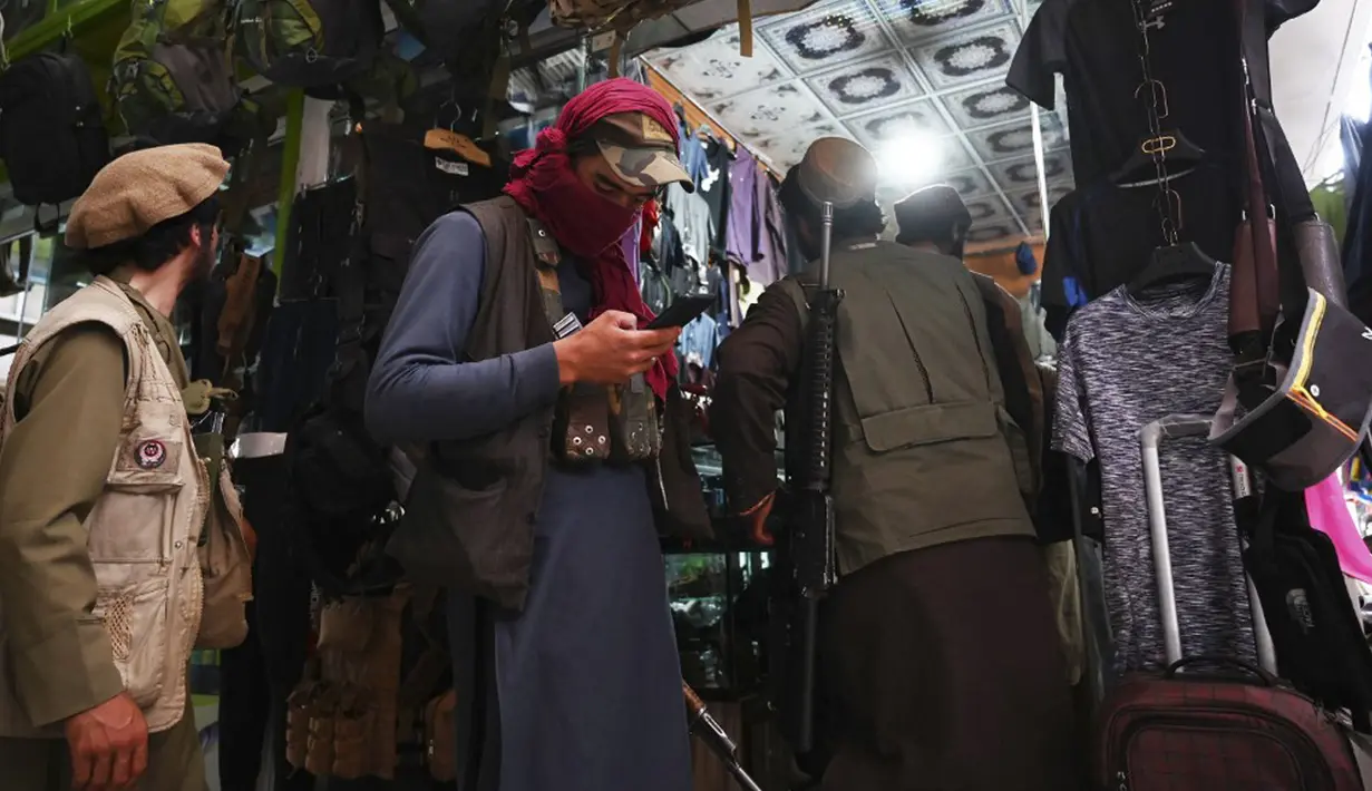 Pasukan Taliban berbelanja di Pasar Bush, Kabul, Afghanistan, Kamis (9/9/2021). Taliban menguasai Afghanistan setelah pasukan Amerika Serikat angkat kaki. (AAMIR QURESHI/AFP)