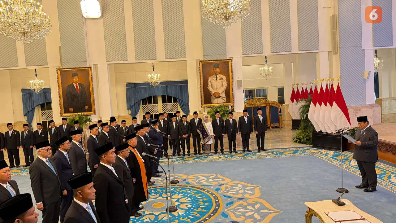 Presiden Prabowo Subianto melantik 8 Duta Besar Luar Biasa Berkuasa Penuh (Dubes LBBP) RI untuk negara sahabat di Istana Negara Jakarta, Senin (25/8/2025) (Dok. Liputan6.com/Lizsa Egeham).