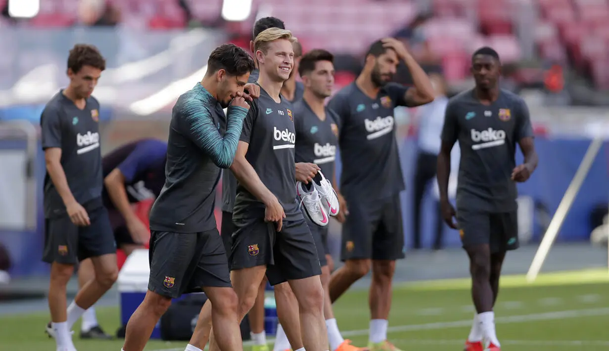 Para pemain Barcelona bersiap mengikuti sesi latihan tim di stadion Da Luz, Lisbon, Portugal (13/8/2020). Barcelona akan bertanding melawan Bayern Munchen pada perempat final Liga Champions di Estadio da Luz. (Rafael Marchante/Pool via AP)