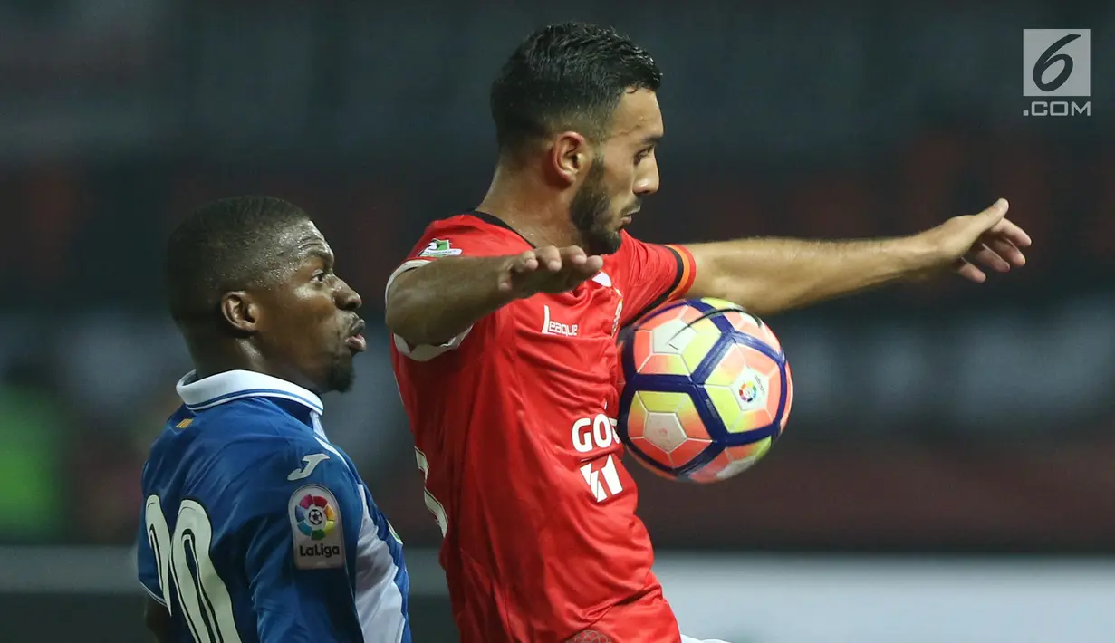 Gelandang Persija, Zerzauri (kanan) berebut bola dengan pemain RCD Espanyol Papa Kouly Diop pada laga persahabatan di Stadion Patriot Candrabhaga, Bekasi, Rabu (19/7). Persija kalah telak dari RCD Espanyol 0-7. (Liputan6.com/Helmi Fithriansyah) 