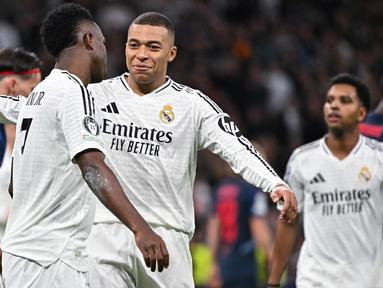 Penyerang Real Madrid, Vinicius Junior (kiri) bersama Kylian Mbappe merayakan golnya saat matchday 7 League Phase Liga Champions 2024/2025 melawan RB Salzburg di stadion Santiago Bernabeu, Madrid, Rabu 22 Januari 2025 atau Kamis (23/1/2025) dini hari WIB. (JAVIER SORIANO/AFP)