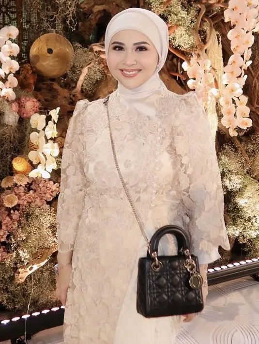 Kesha Ratuliu juga membagikan potret individunya yang mengenakan kebaya full embroidery dengan siluet janggan.