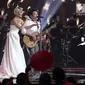 Aksi panggung Agnez Mo dan grup musik NOAH pada malam puncak HUT ke 27 SCTV di Hall D, Jiexpo Kemayoran, Jakarta, Kamis (24/8). Mereka membawakan lagu berjudul "Khayalan Tingkat Tinggi". (Liputan6.com/Herman Zakharia)