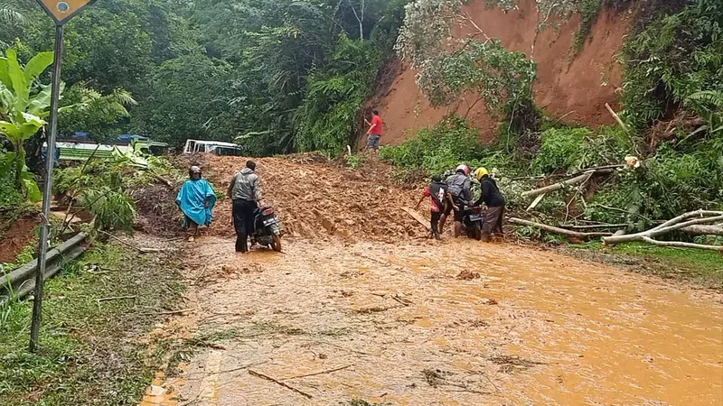 Pasca-gempa bumi, tadi pagi, kembali terjadi longsoran di mana hampir 200 meter jalan tertutupi material longsor. (Foto: Liputan6.com/Abdul Rajab Umar)