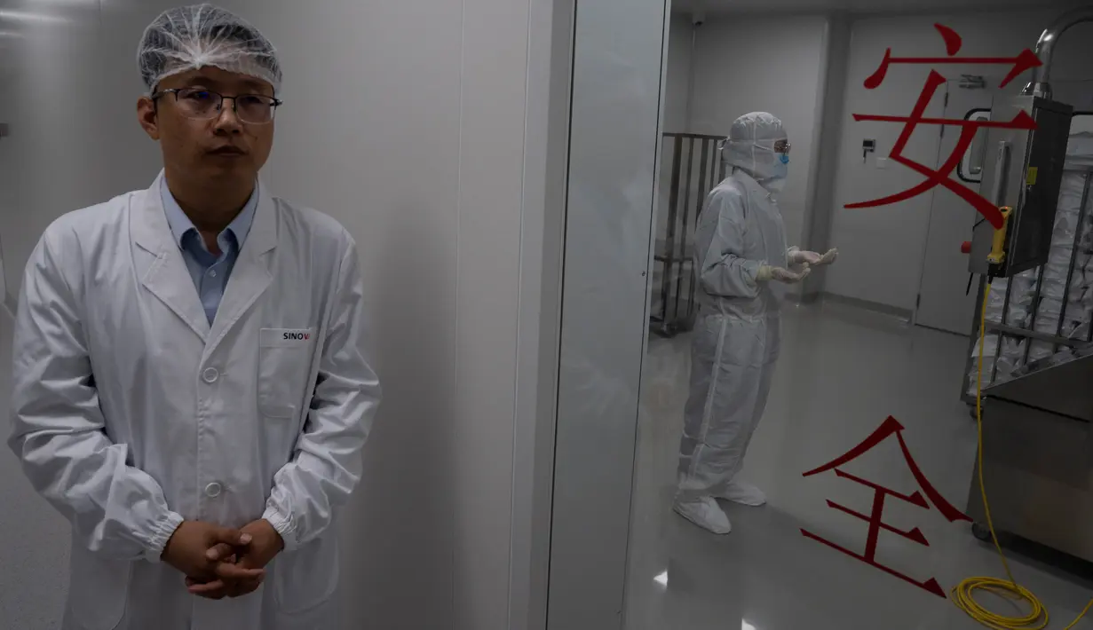 Seseorang bekerja di balik pintu kaca bertulisankan "Keamanan" di pabrik vaksin SinoVac di Beijing, Kamis (24/9/2020). Perusahaan farmasi China, Sinovac mengatakan vaksin virus corona yang dikembangkannya akan siap didistribusikan ke seluruh dunia, termasuk AS, pada awal 2021. (AP Photo/Ng Han Guan)