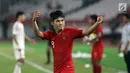 Pemain Timnas Indonesia U-19, Witan Sulaeman meminta dukunga suporter saat melawan Uni Emirat Arab U-19 pada penyisihan Grup A Piala AFC U-19 2018 di Stadion GBK, Jakarta, Rabu (24/10). Indonesia unggul 1-0. (Liputan6.com/Helmi Fithriansyah)