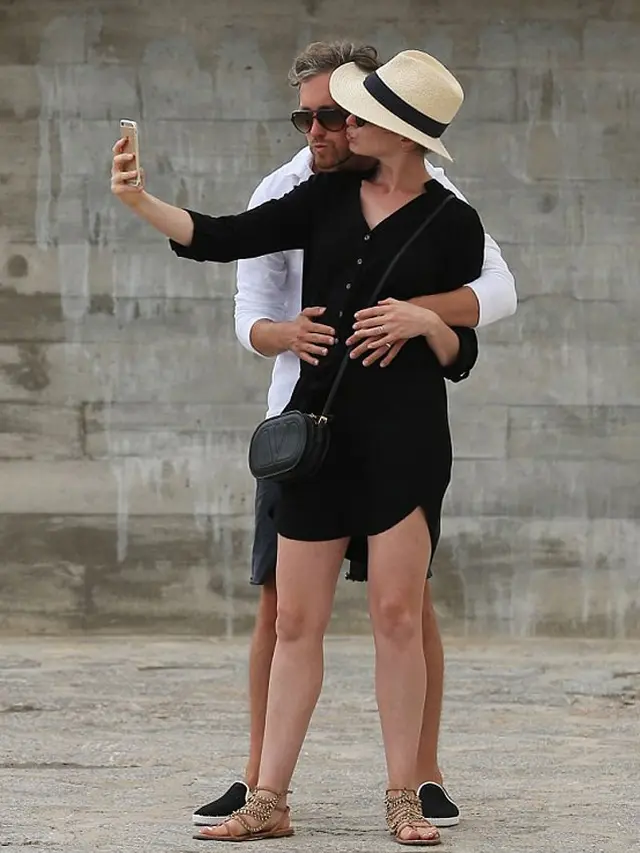 [Bintang] Anne Hathaway dan Adam Shulman