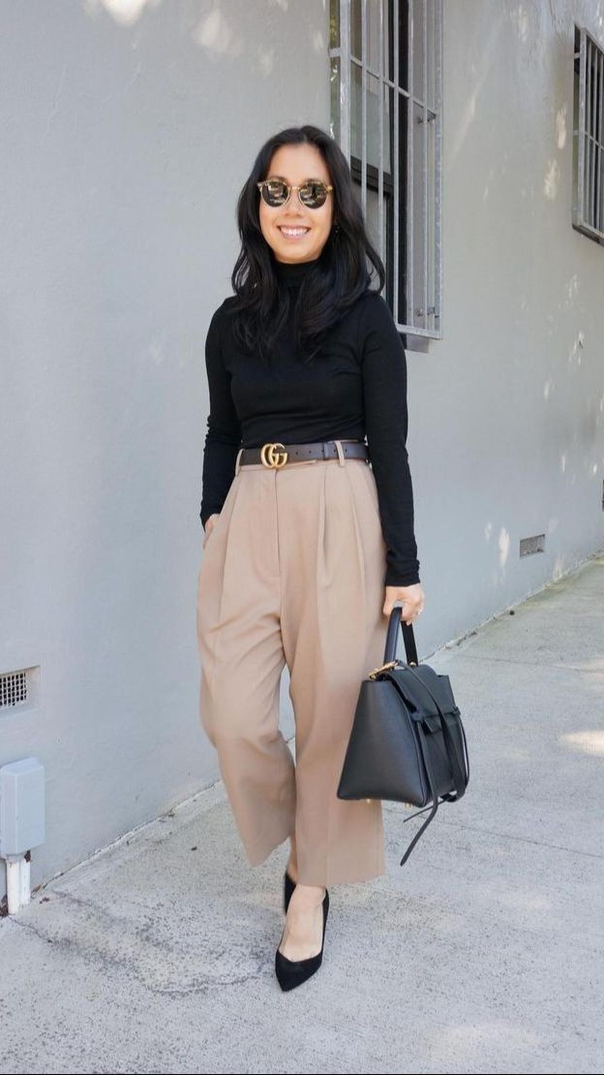 <b>Perpaduan Baju Putih dan Sepatu Hitam</b>