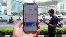 Warga menunjukkan aplikasi SatuSehat Mobile di Jakarta, Rabu (1/3/2023). Ikon menu SatuSehat Mobile juga terlihat lebih besar. (Liputan6.com/Herman Zakharia)