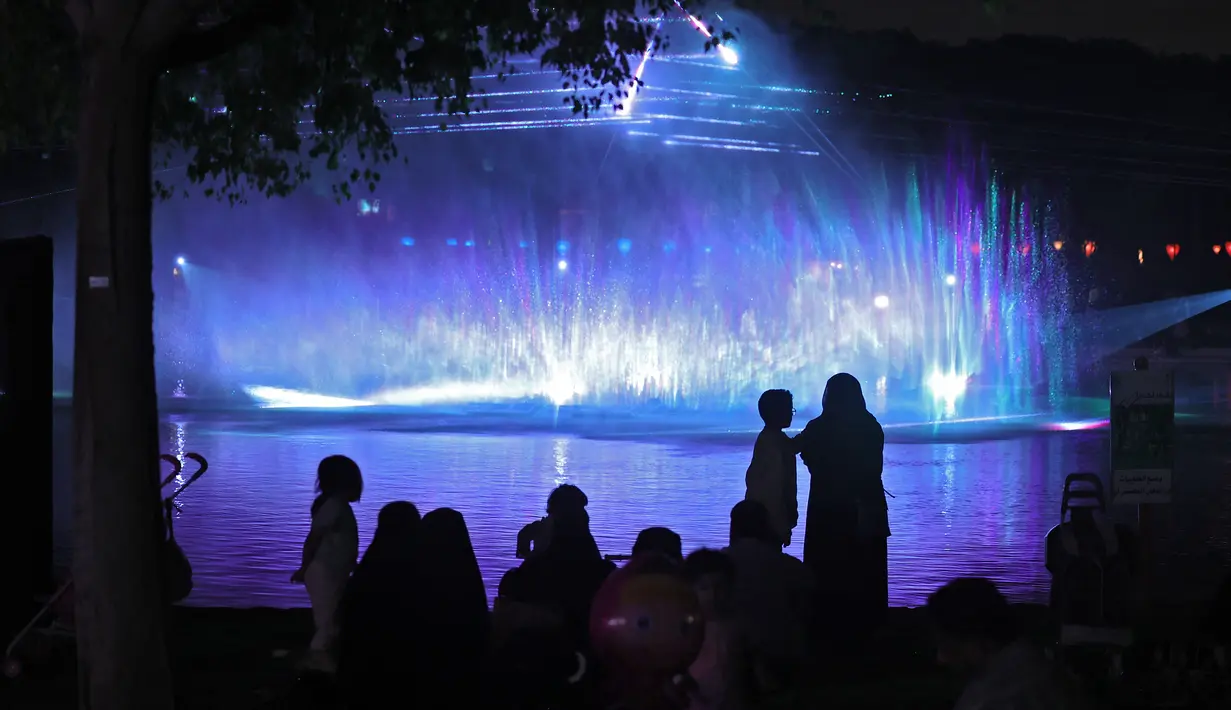 Warga menghadiri festival cahaya Noor Riyadh yang diadakan di Taman Al-Salam, Riyadh, Arab Saudi, 3 November 2022. Lebih dari 190 karya seni dipamerkan di ruang publik Riyadh selama festival cahaya Noor Riyadh, termasuk instalasi monumental dan interaktif serta patung-patung. (Fayez Nureldine/AFP)