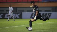 Kiper Persebaya, Ernando Ari Sutaryadi menendang bola saat melawan Borneo FC dalam laga pekan pertama BRI Liga 1 2021/2022 di Stadion Wibawa Mukti, Cikarang, Sabtu (04/09/2021). Persebaya kalah 1-3. (Foto: Bola.com/Bagaskara Lazuardi)