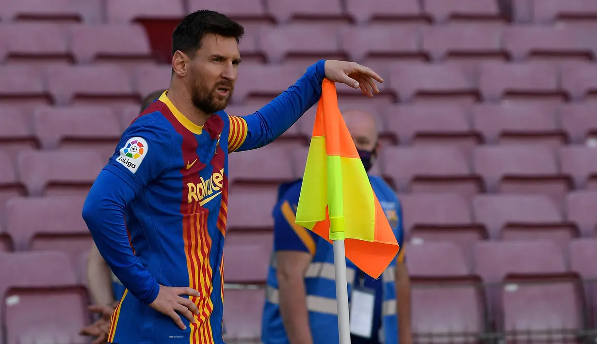 Lionel Messi. Sebelum hijrah ke PSG pada awal musim 2021/2022, Lionel Messi adalah pujaan publik Camp Nou yang merupakan produk asli Akademi La Masia yang dipromosikan dari Barcelona B ke tim senior sejak awal musim 2004/2005. Selama 17 musim di La Liga, ia mampu mencetak 474 gol dan 216 assist bagi Barcelona dari total 520 laga. (AFP/Josep Lago)