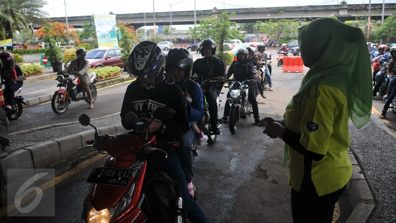 20151231-Jelang Pergantian Tahun, Warga Mulai Padati Ancol-Jakarta