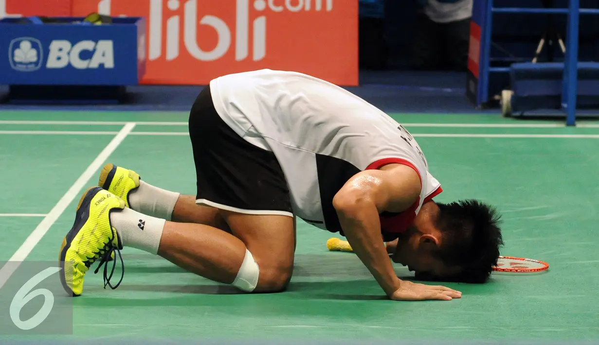Tunggal putra Indonesia, Ihsan Maulana Mustofa bersujud usai memenangi laga melawan Huang Yuxiang (Tiongkok) di babak kedua BCA Indonesia Open 2016, Jakarta, Kamis (2/6/2016). Ihsan menang dua set langsung 21-18, 21-15. (Liputan6.com/Helmi Fithriansyah)