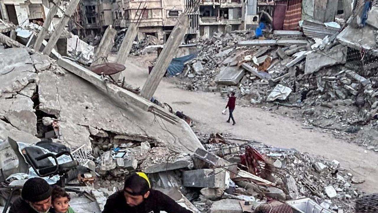 FOTO: Potret Kesedihan Warga Palestina di Gaza Buka Puasa di Reruntuhan Rumahnya yang Dibom Israel