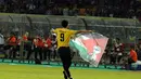 Spanduk bergambar bendera Palestina dikibarkan salah satu penonton laga persahabatan ISL All Stars vs Juventus di Stadion GBK, Jakarta, (6/8/2014). (Liputan6.com/Helmi Fithriansyah)