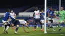 Striker Tottenham Hotspur, Harry Kane (kedua dari kiri) mencetak gol penyeimbang 4-4 ke gawang Everton dalam laga babak kelima Piala FA 2020/21 di Goodison Park, Rabu (10/2/2021). Tottenham kalah 4-5 (4-4) dari Everton melalui extra time. (AFP/Clive Brunskill/Pool)