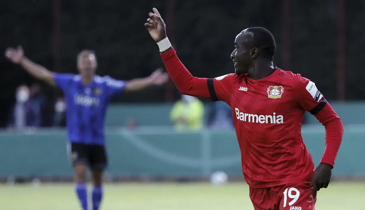 Pemain Bayer Leverkusen, Moussa Diaby, melakukan selebrasi usai membobol gawang FC Saarbruecken pada laga Piala Jerman di di Stadion Hermann Neuberger, Voelklingen, Selasa (9/6/2020). Bayer Leverkusen menang 3-0 atas FC Saarbruecken. (AP/Ronald Wittek)