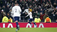 Pemain Tottenham Hotspur Son Heung-min melakukan selebrasi usai mencetak gol ke gawang West Ham United pada pertandingan sepak bola Liga Inggris di Tottenham Hotspur Stadium, London, Inggris, Minggu (20/3/2022). Tottenham Hotspur menang 3-1. (AP Photo/David Cliff)