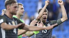Pemain Jerman, Thomas Muller merayakan kemenangan timnya usai mengalahkan Norwegia 3-0 pada kualifikasi piala Dunia 2018 di Stadion Ullevaal, Oslo (5/9/2016) dini hari WIB. (AFP/ John Macdougall)