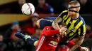 Pemain Manchester United, Wayne Rooney, berduel dengan pemain Fenerbahce, Martin Skrtel (atas), dalam laga Grup A Liga Europa di Stadion Old Trafford, Manchester, Jumat (21/10/2016). (Reuters/Phil Noble)