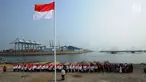 Warga pesisir pantai Cilncing melakukan upacara bendera HUT ke-74 Ri di pinggir pantai, RW 04, Cilincing, Jakarta Utara, Sabtu (17/8/2019). Kegiatan yang diikuti warga RW 08 Manunggal ini diprakarsai Kelas Jurnalistik Cilik dalam rangka memupuk  rasa kebangsaan. (merdeka.com/Arie Basuki)