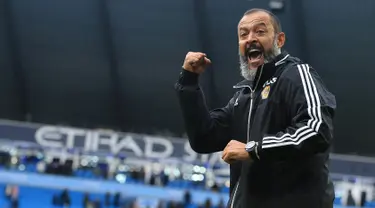 Pelatih Wolverhampton Wanderers, Nuno Espirito Santo menyapa para suporter saat berselebrasi usai pertandingan melawan Manchester City pada pertandingan lanjutan Liga Inggris di Stadion Etihad (6/10/2019). Wolverhampton menang 2-0 atas Manchester City. (AFP Photo/Lindsey Parnaby)